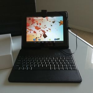 Android 4.2 tablet with protective cover keyboard